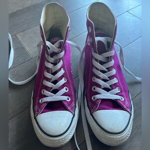 Converse Chuck Taylor All Star sneakers US6.5 (Men’s) or US8.5 (Women’s)